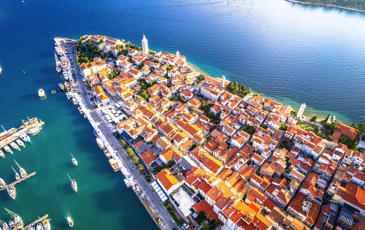 © xbrchx - stock.adobe.com - Luftaufnahme der historischen Stadt Rab