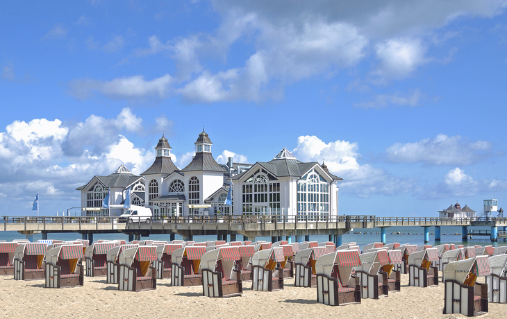 © travelpeter - stock.adobe.com - Strand und Seebrücke im beliebten Ostseebad Sellin auf Rügen
