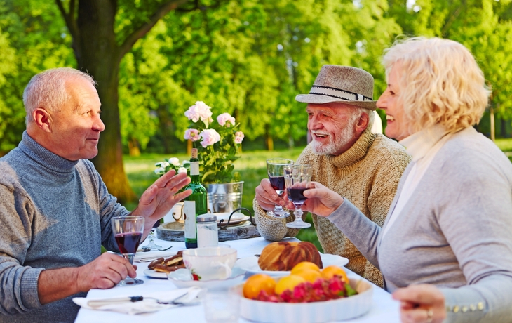 Alte Freunde beim Kaffeetrinken im Garten - © Robert Kneschke - Fotolia