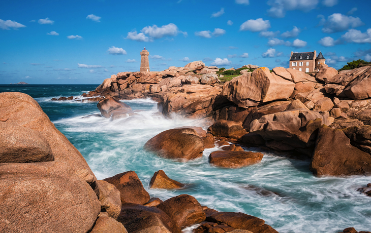 der bekannte Leuchtturm Phare de Mean Ruz in Ploumanach in der Bretagne - © Rico Ködder - stock.adobe.com