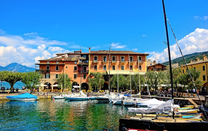 © Traumbild - Fotolia - Torri del Benaco am Gardasee, Italien