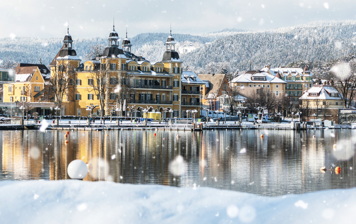 ©Sonja Birkelbach - stock.adobe.com - winterliches Schlosshotel Velden