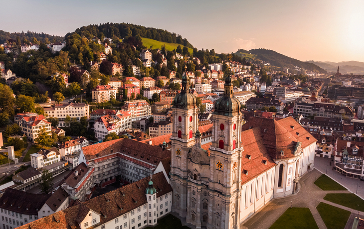 © RuslanKphoto - stock.adobe.com - Sankt Gallen mit der Stiftskirche und Zwillingstürmen