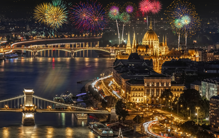 Feuerwerk über dem Burgberg in Budapest - © Augustin Lazaroiu - stock.adobe.com