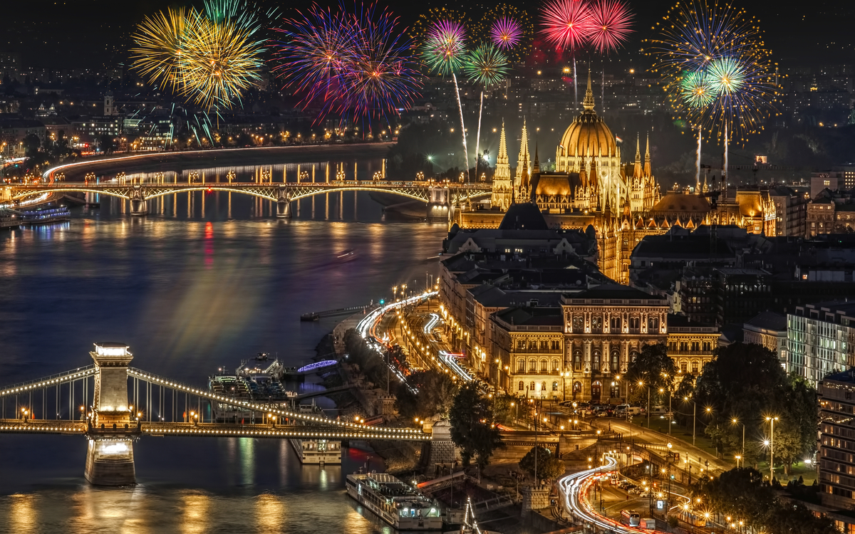 Feuerwerk über dem Burgberg in Budapest - © Augustin Lazaroiu - stock.adobe.com