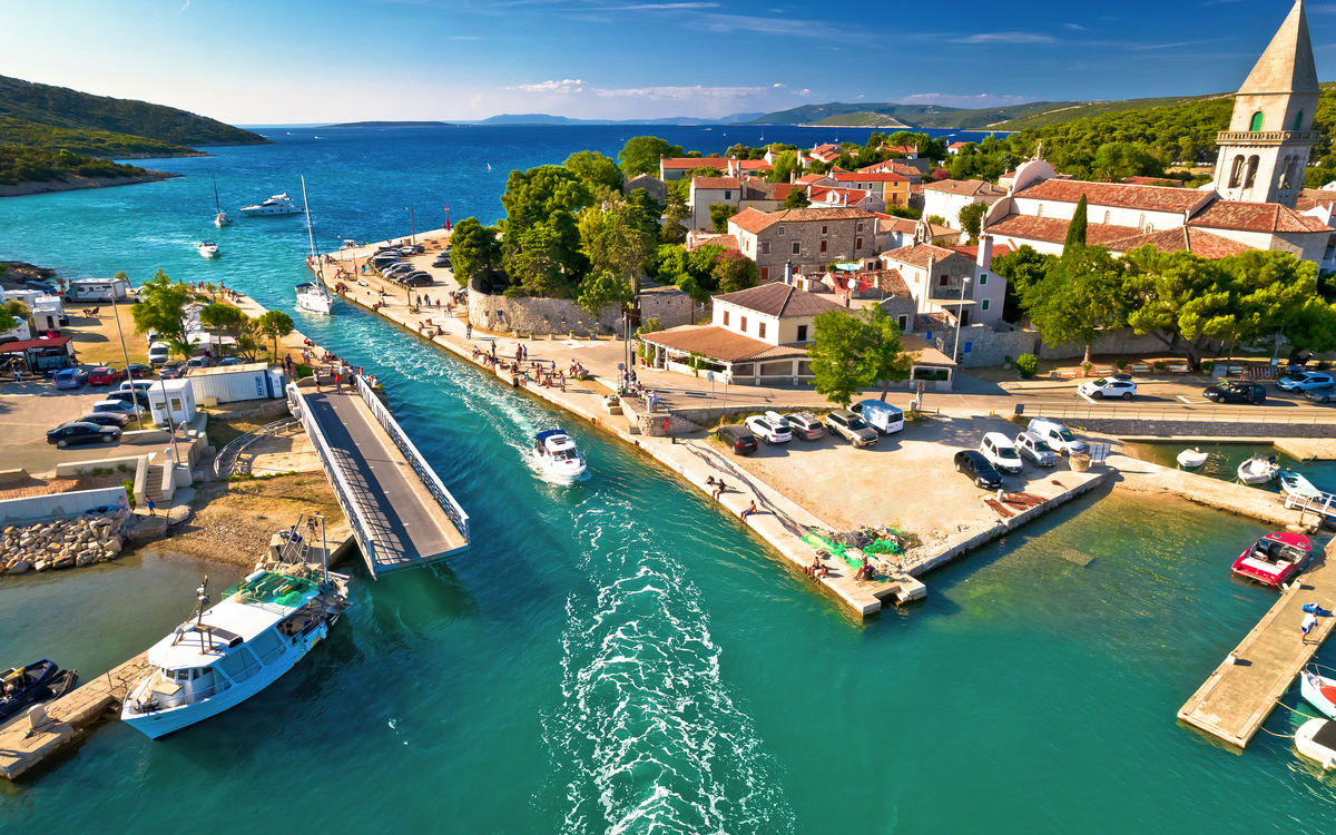 Osor am Kanal Kavada, der die Nordinsel Cres von der Südinsel Lošinj trennt - © xbrchx - stock.adobe.com