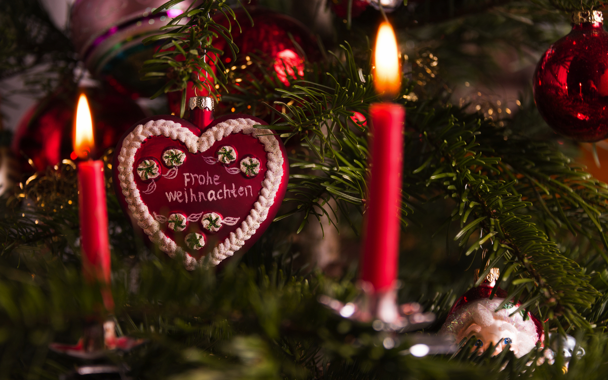 Weihnachtsbaumschmuck an einem Weihnachtsbaum - © penofoto.de - stock.adobe.com