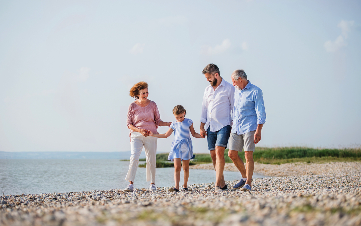 Mehrgenerationenfamilie im Urlaub am See - ©Halfpoint - stock.adobe.com