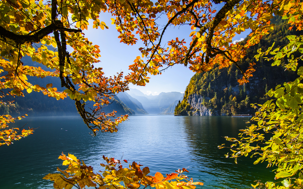 Königssee mit Touristenbooten im Herbst - © auergraphics - stock.adobe.com