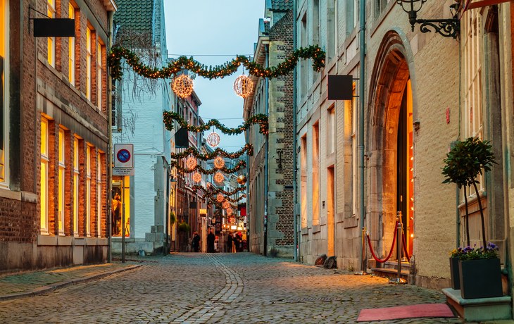 Einkaufsstraße mit Weihnachtsbeleuchtung in Maastricht - © Martin Bergsma - stock.adobe.com