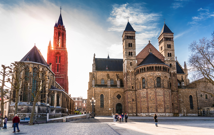 St.-Johannes-Kirche und Servatius-Basilika am Vrijthof in Maastricht - © Mattoff - stock.adobe.com