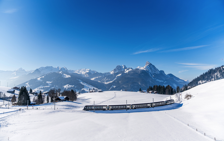 Mit dem Panoramazug durch die Winterlandschaft bei Gstaad