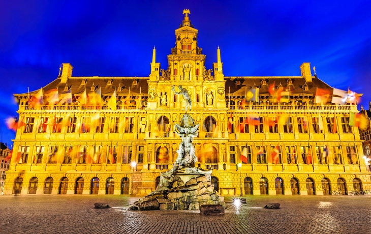 Grote Markt und Rathaus in Antwerpen, Belgien - © Emi Cristea - Fotolia