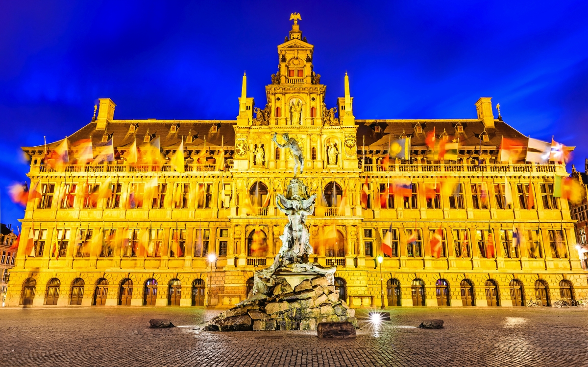 Grote Markt und Rathaus in Antwerpen, Belgien - © Emi Cristea - Fotolia
