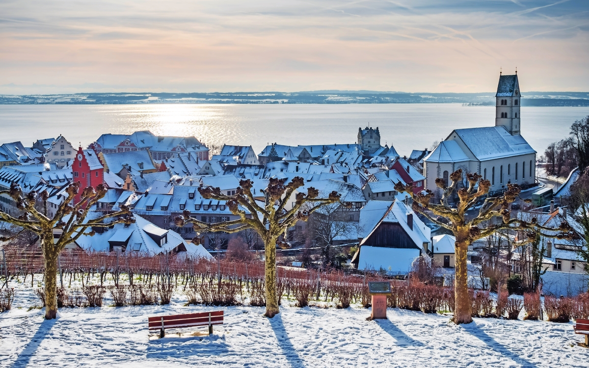 Meersburg am Bodensee im Winter - © Manuel Schnfeld - stock.adobe.com