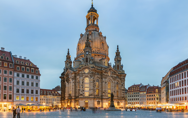 © tichr - stock.adobe.com - Abendstimmung an der Frauenkirche in Dresden