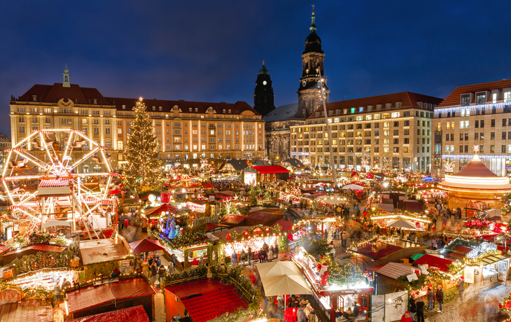 © Feel good studio - stock.adobe.com - Striezelmarkt auf dem Altmarkt in Dresden, Deutschland