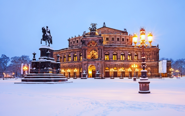 © Alexander Erdbeer - Fotolia - Semperoper im Winter in Dresden, Deutschland