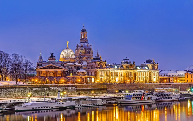 © mije shots - stock.adobe.com - winterliches Panorama von Dresden, Deutschland