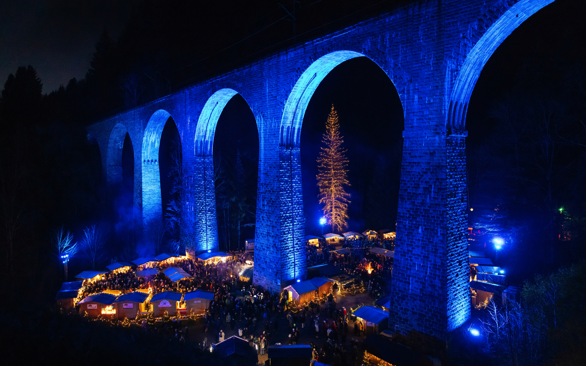 Weihnachtsmarkt in der Ravennaschlucht im Schwarzwald - © Michel - stock.adobe.com