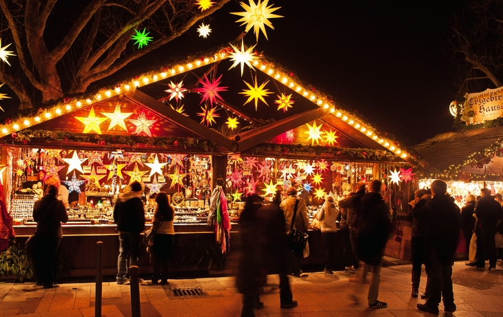 Weihnachtsmarkt in Stuttgart, Deutschland - © ksfotodesign - stock.adobe.com