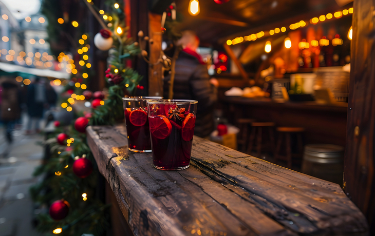 zwei Gläser Glühwein auf Holzarbeitsplatte auf dem Weihnachtsmarkt - © NfL - stock.adobe.com