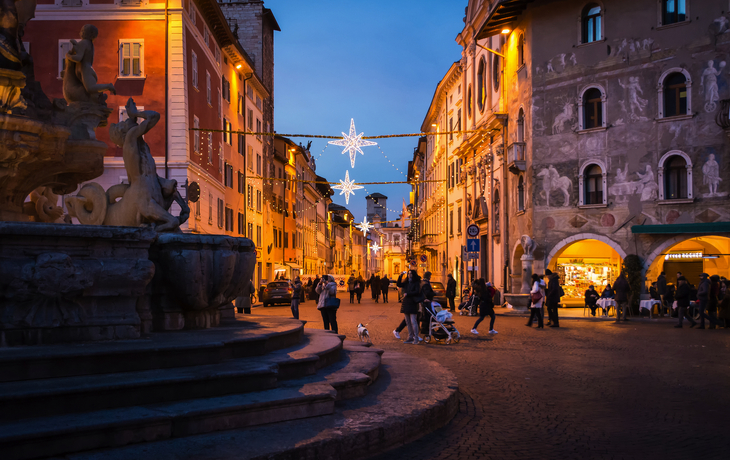 Weihnachten in Trient, Altstadt mit Weihnachtsbeleuchtung - © lorenza62 - stock.adobe.com