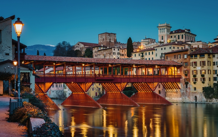 © Claudio Stocco/Shutterstock