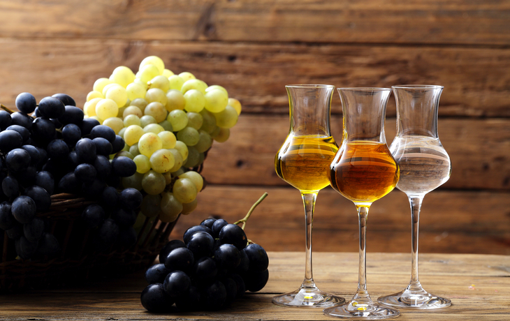 distillato di uva bicchiere su sfondo rustico - ©denio109 - stock.adobe.com