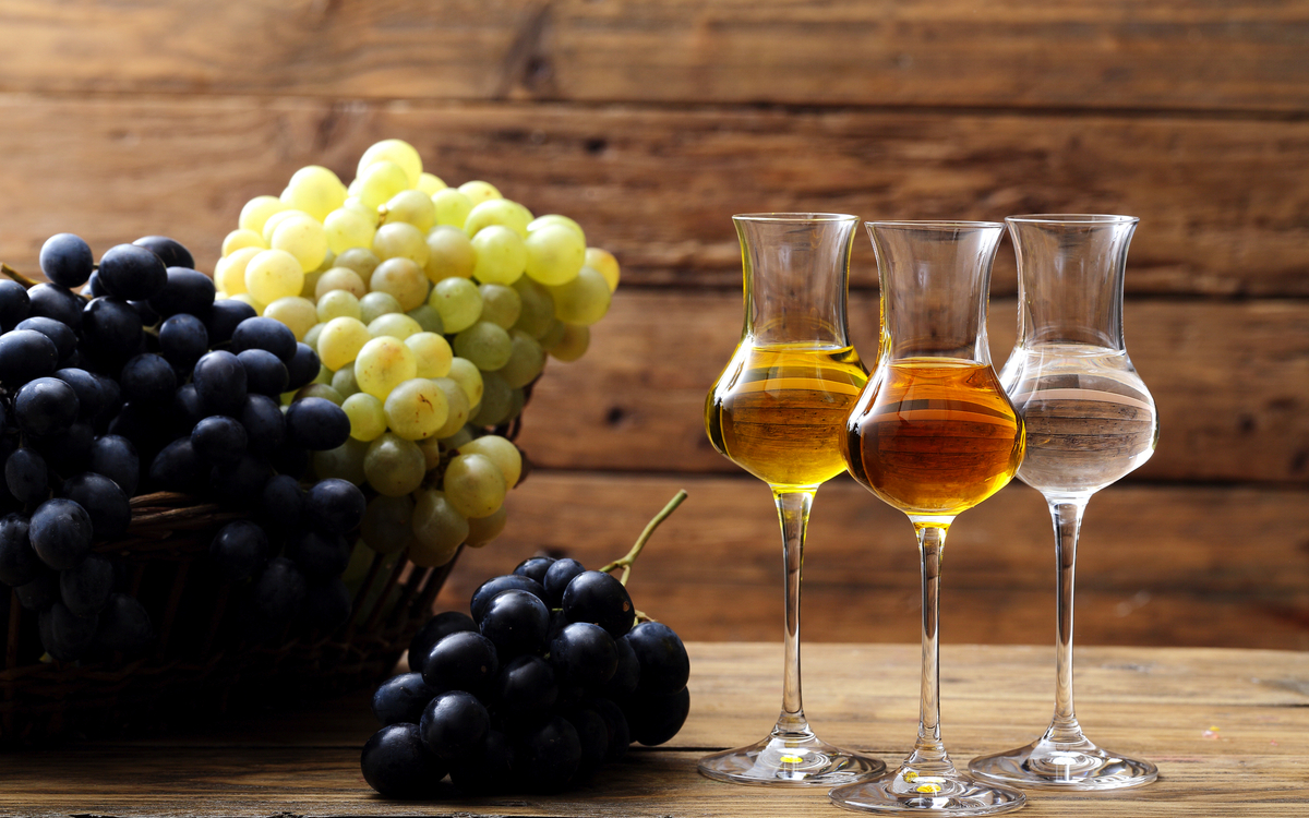 distillato di uva bicchiere su sfondo rustico - ©denio109 - stock.adobe.com