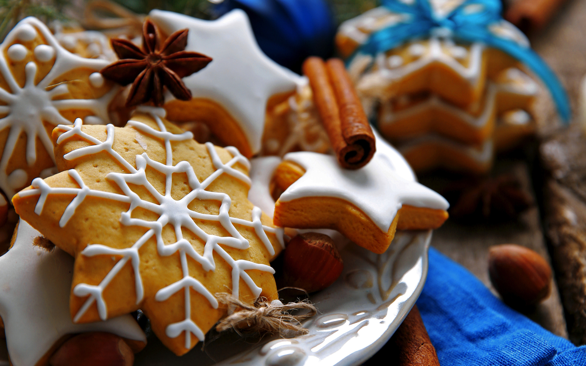 Plätzchen mit Gewürzen und Weihnachtsdekor,auf Holztisch - ©Africa Studio - stock.adobe.com