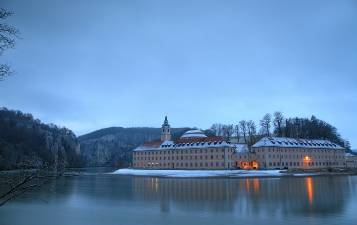 Kloster Weltenburg mit Donauspiegelung im Winter