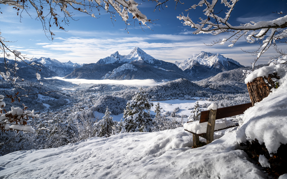 Aussichtspunkt über das schneebedeckte Berchtesgaden - © auergraphics - stock.adobe.com