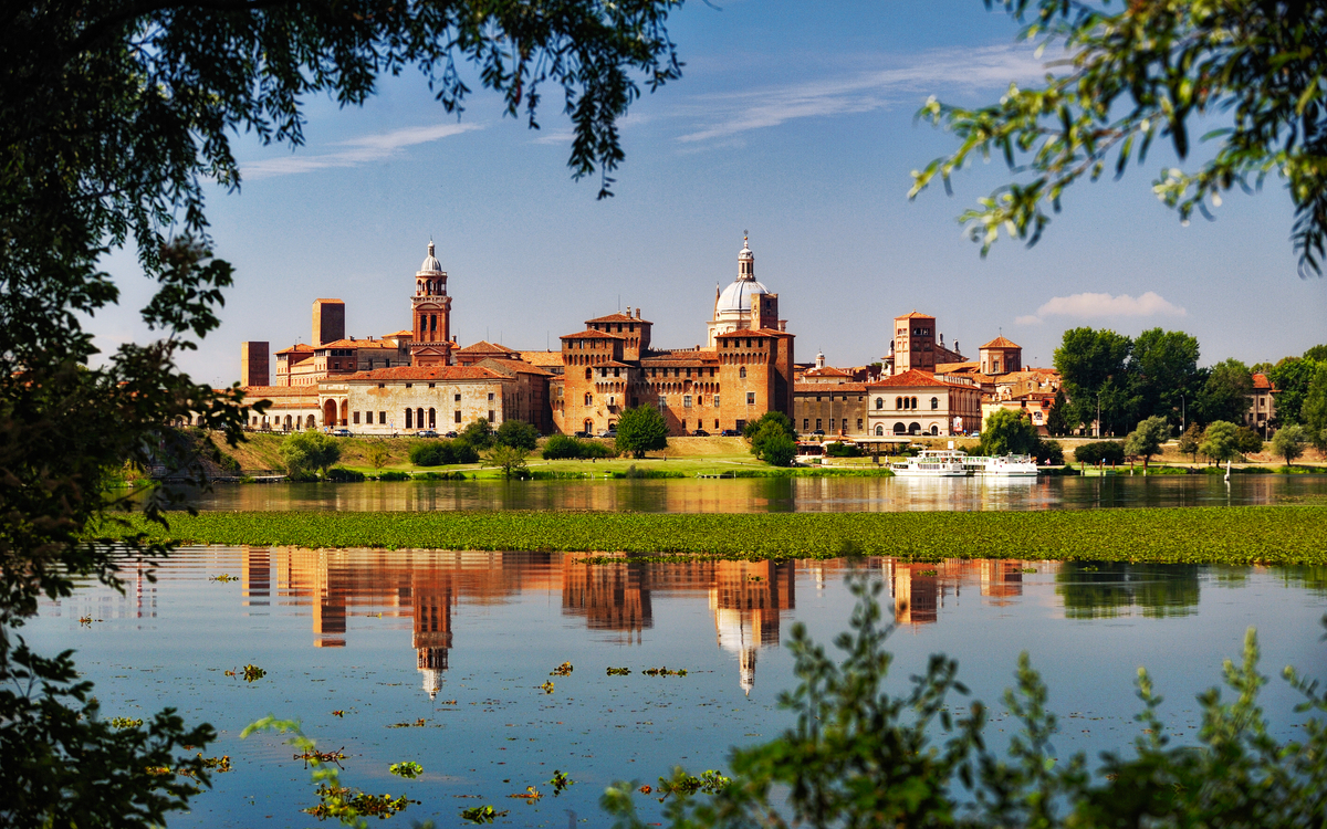 Lago di Mezzo und Castello di San Giorgio in Mantua - © David Matthew Lyons - stock.adobe.com
