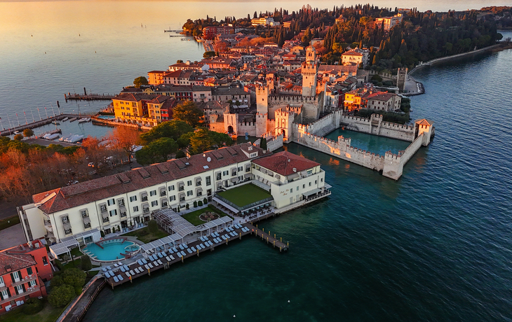 winterliches Sirmione - © Artur - stock.adobe.com