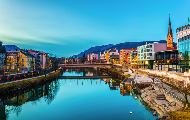 Blick auf das Flussufer der Drau bei Sonnenuntergang in Villach, Österreich - ©dudlajzov - stock.adobe.com