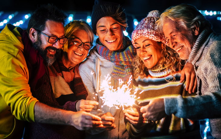 Familie feiert gemeinsam den Silvesterabend - © simona - stock.adobe.com