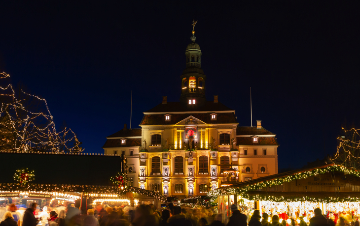 Weihnachtsmarkt vor dem historischen Rathaus von Lüneburg - © Olaf Simon - stock.adobe.com