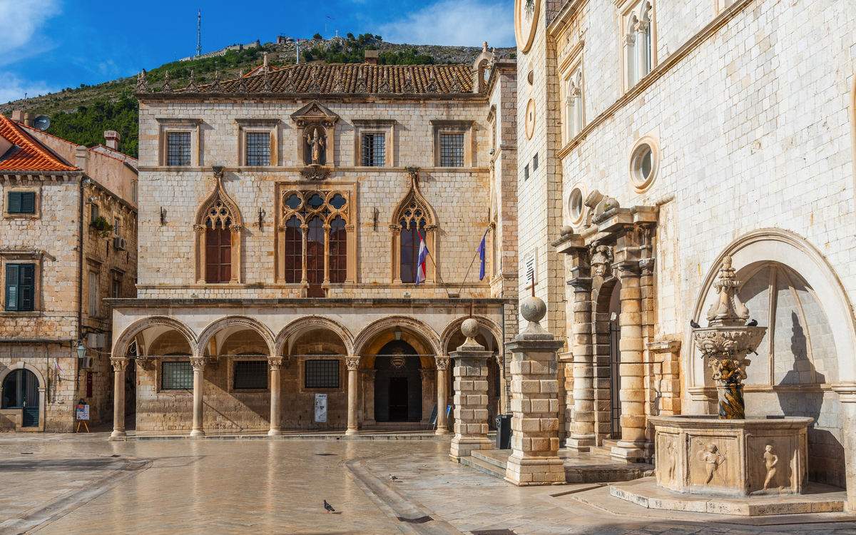 Blick auf den Sponza-Palast in Dubrovnik, Kroatien - © dudlajzov - stock.adobe.com