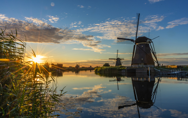 Sonnenuntergang über den Windmühlen von Kinderdijk - © Stefano Zaccaria - stock.adobe.com
