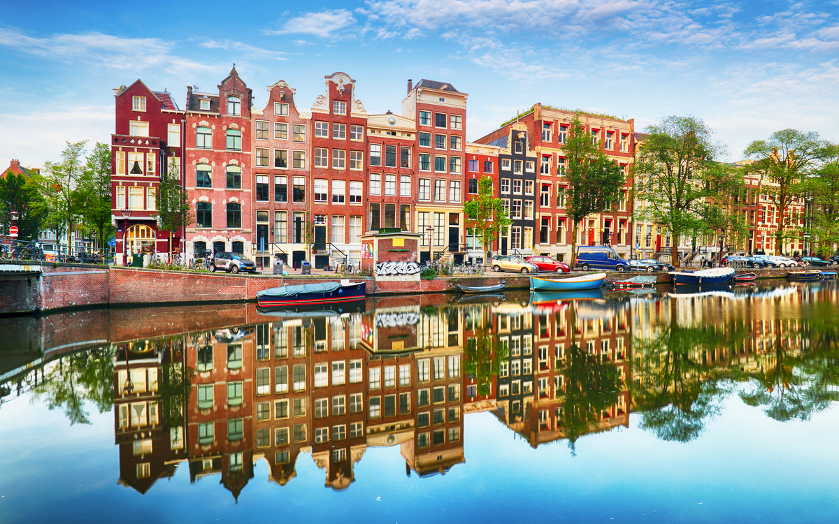 traditionelle holländische Häuser an den Kanälen in Amsterdam - © TTstudio - stock.adobe.com