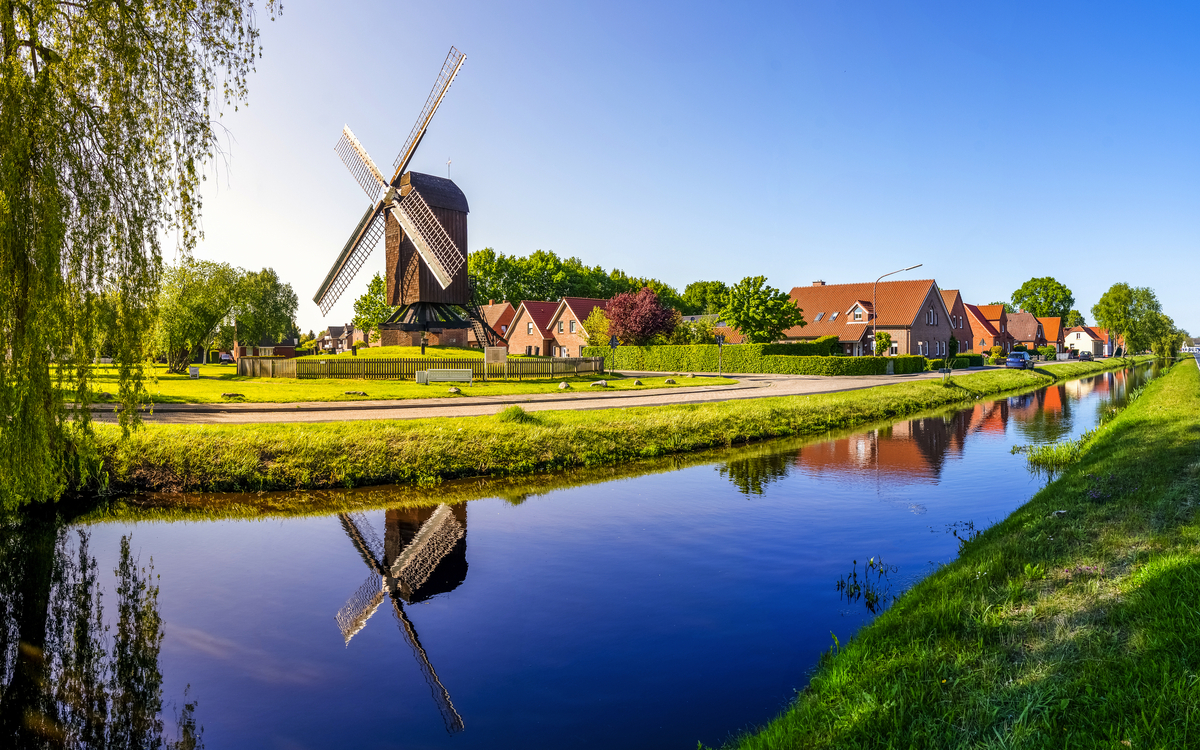 älteste Bockwindmühle im Emsland in Papenburg - © Sina Ettmer - stock.adobe.com
