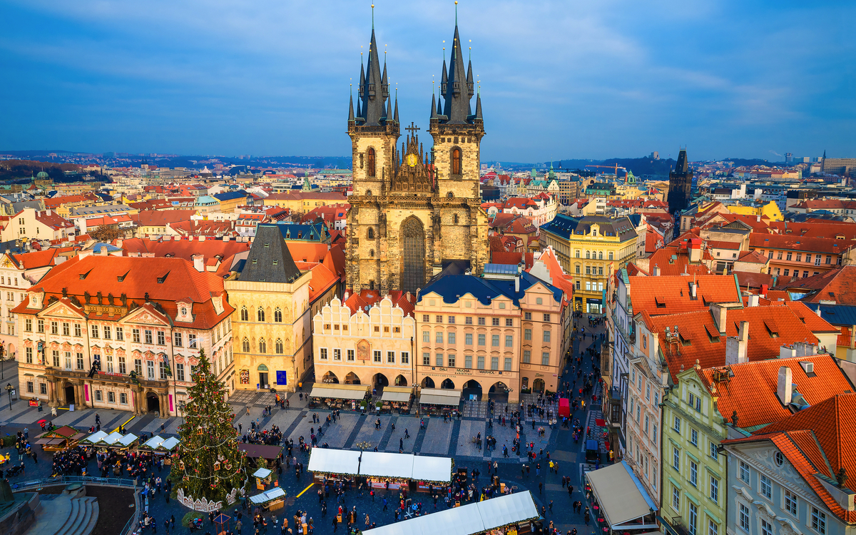 Luftaufnahme des Weihnachtsmarkts auf dem Altstädter Ring in Prag - © cristianbalate - stock.adobe.com