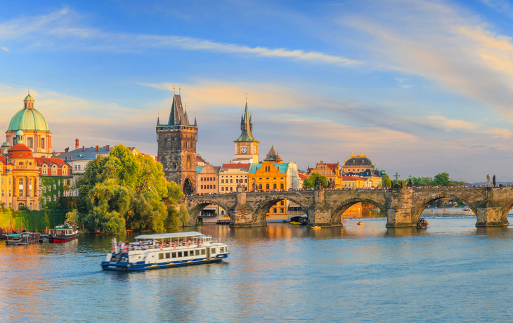 Karlsbrücke und Skyline von Prag - © f11photo - stock.adobe.com