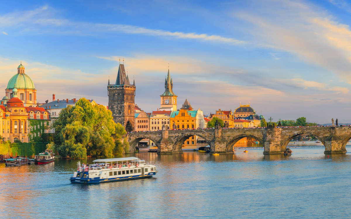 Karlsbrücke und Skyline von Prag - © f11photo - stock.adobe.com