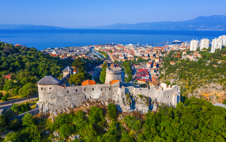 Luftaufnahme von Rijeka mit der Festung Trsat, Kroatien - © dudlajzov - stock.adobe.com