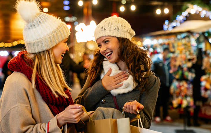 © NDABCREATIVITY - stock.adobe.com - Weihnachtsshopping