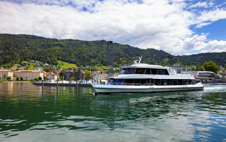 Rundfahrtschiff im Hafen von Bregenz am Bodensee - © janvier - stock.adobe.com