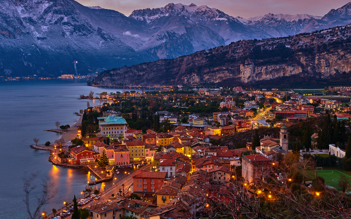 Weihnachtsbeleuchtung schmückt die Innenstadt von Riva del Garda bei Nacht, Italien - © DannyIacob - stock.adobe.com