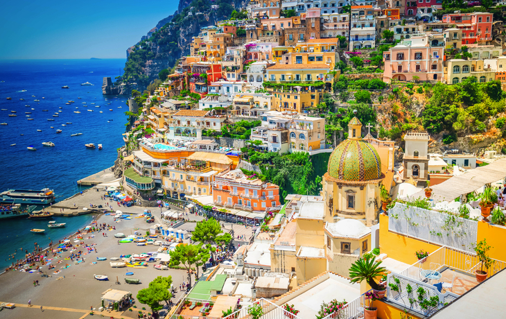 Blick auf die Stadt und den Strand von Positano - © neirfy - stock.adobe.com